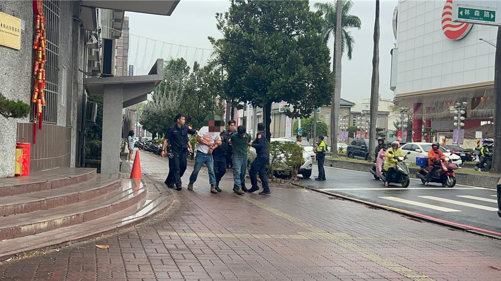 疑不滿被欠債方譏諷 相約屏東警察局旁還錢後怒砸車