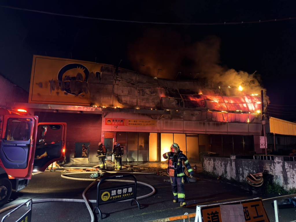 快訊》汐止皇兒小舖深夜大火 警消獲報搶救中