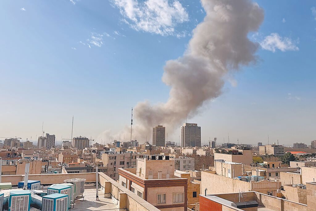 美、以空襲伊朗 台商直擊「爆炸如地震」街上全是濃煙