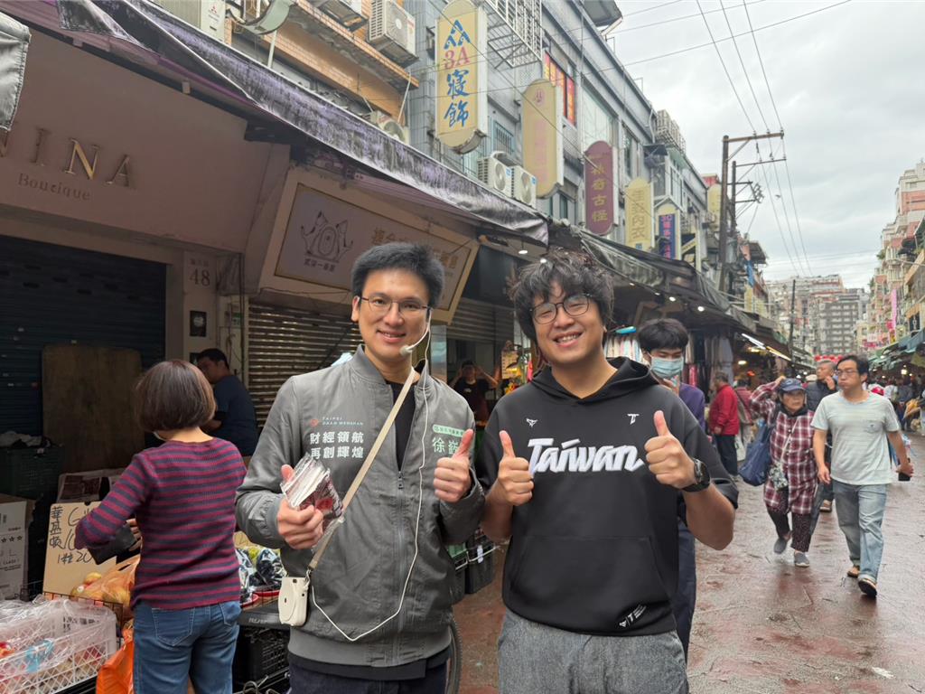 沈伯洋力挺徐嶔煌最後衝刺 民眾熱情拱沈選北市長