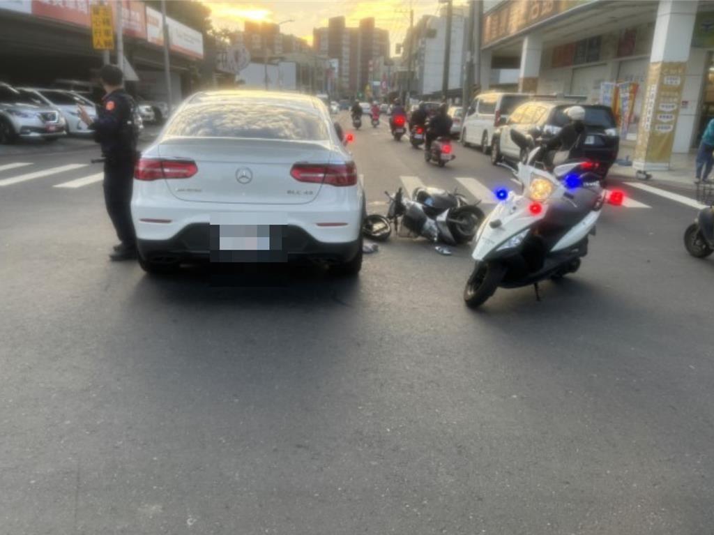 高雄賓士車「回馬槍」害慘騎士 噴上擋風玻璃送醫