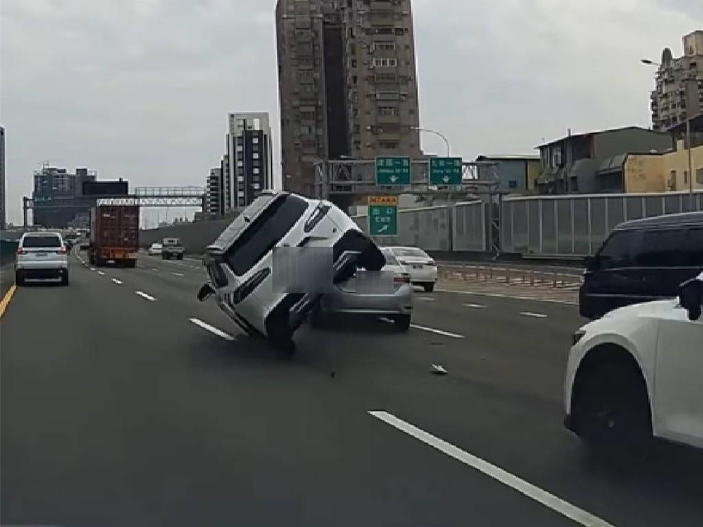 休旅車國道未保持安全距離 「騎」上前車用路人看傻