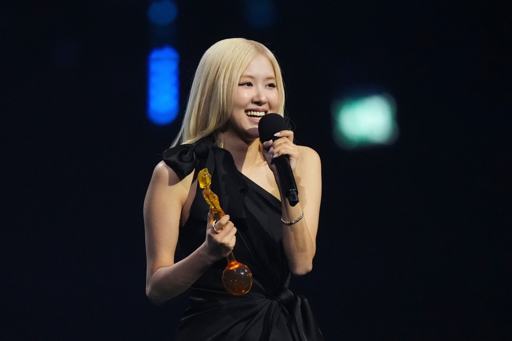 Rosé寫歷史!〈APT.〉全英音樂獎奪年度最佳國際歌曲