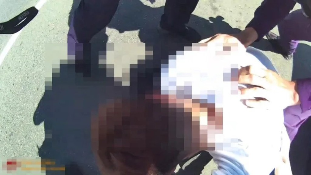 通緝犯黃男開贓車，拒絕警方攔查沿路狂飆，最終失控撞護欄遭逮。（翻攝畫面）