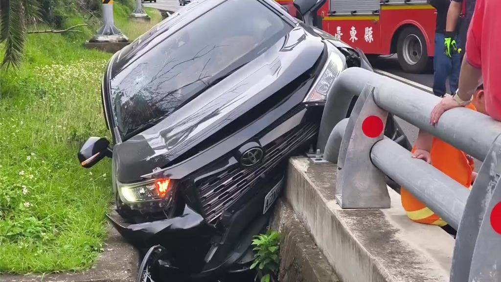 台東小野柳自撞卡水溝 一家三代6人幸運脫險