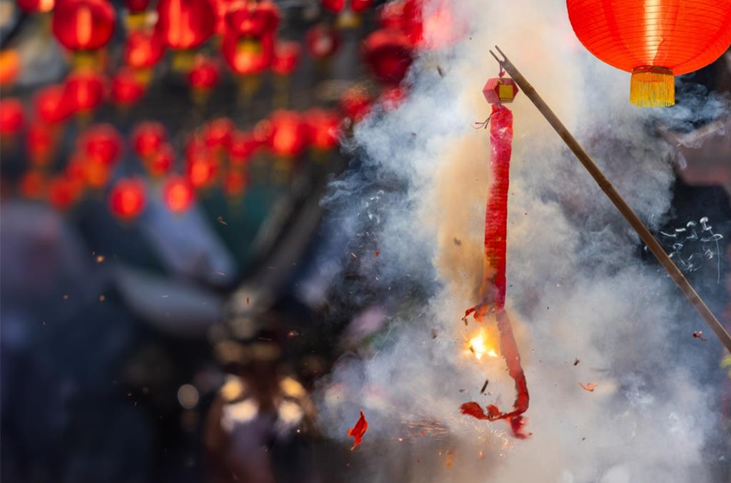 不滿宮廟放鞭炮嚇到小孩住院 女「撒鹽巴淨化磁場」挨罰