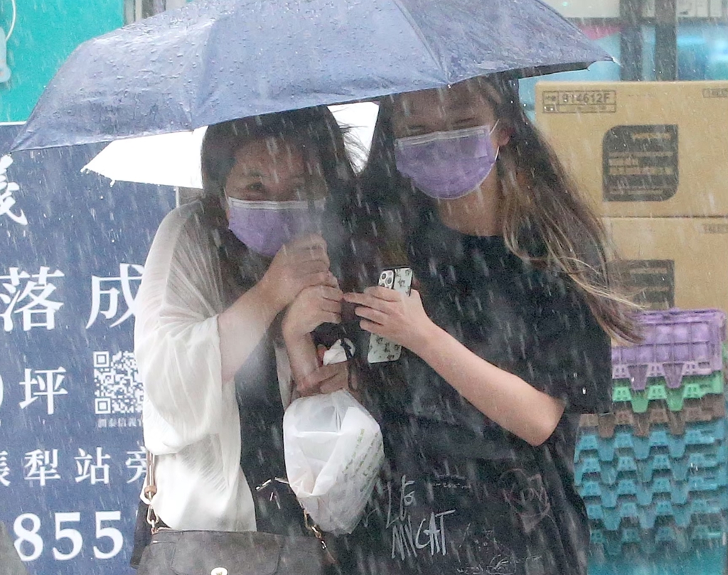 春雨要來了!明起鋒面掃全台 高溫30度暴跌至15度