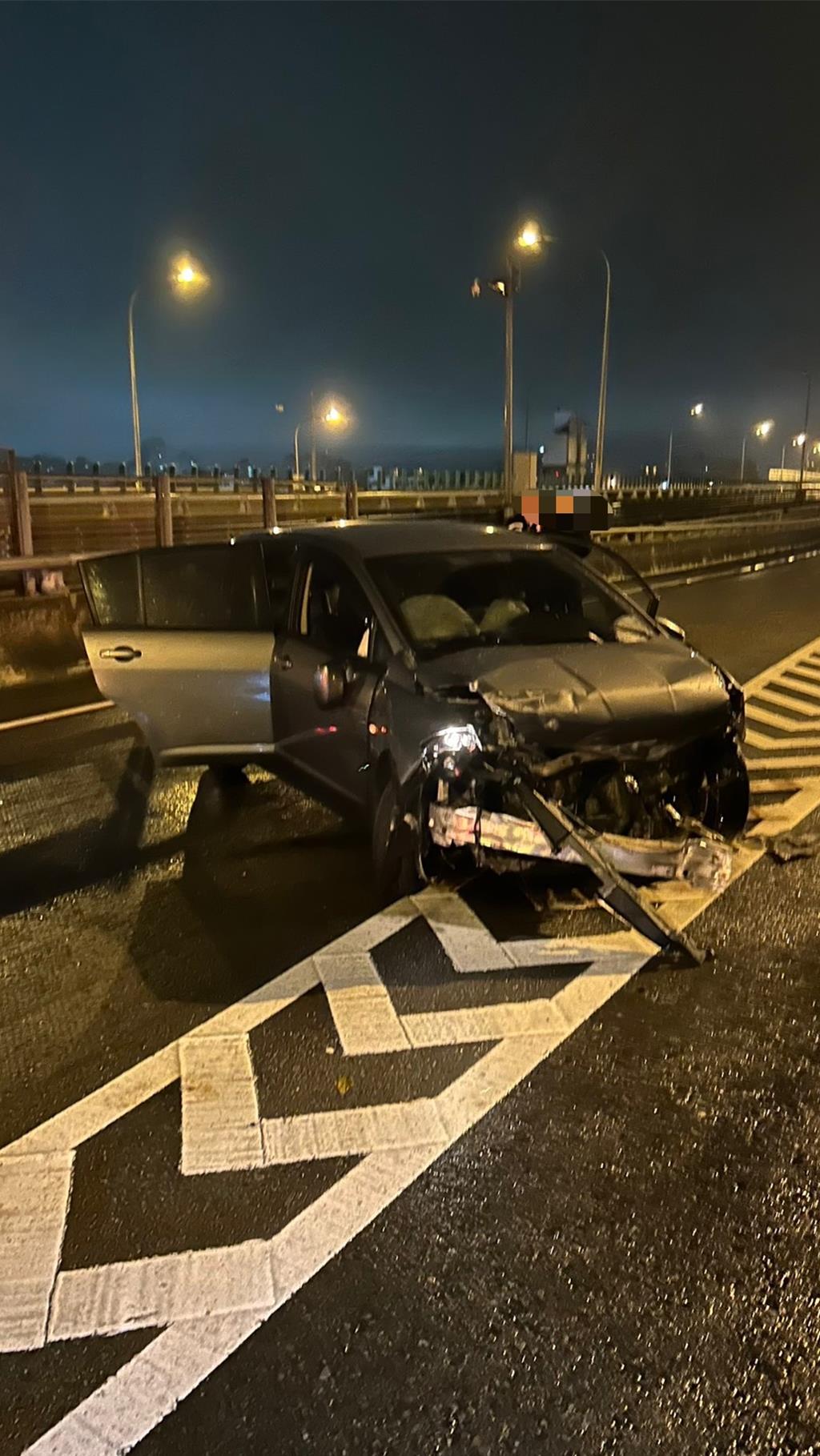 新竹台68線自小客車自撞 駕駛拋飛車外無生命跡象送醫