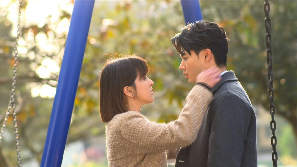 蘇晏霈和學弟公園「一吻定情」!他緊張到嘴脣發抖親錯位