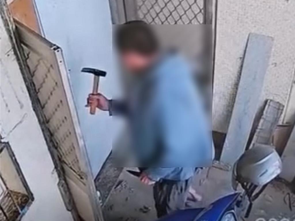 恐怖50秒!彰化大叔突暴走 持鐵槌、刀子撞門闖鄰戶
