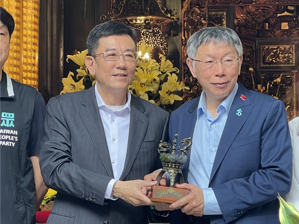 返鄉拜會許修睿引聯想 柯文哲:藍白合應問「他」