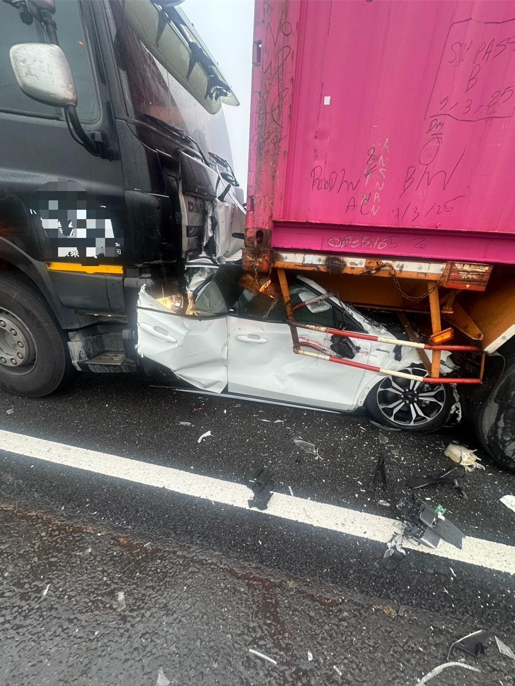 國1路竹段死亡車禍!3車追撞「轎車淪夾心餅」 駕駛亡