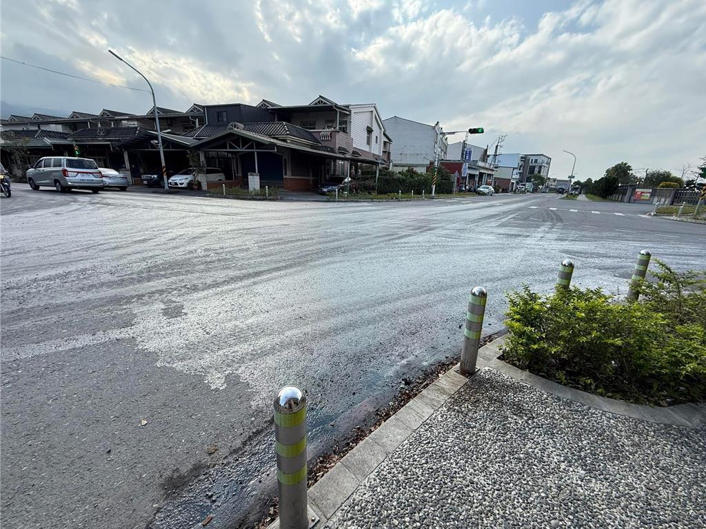 小貨車液肥灑滿街!宜蘭龍德工業區飄惡臭 警通知駕駛到案開罰