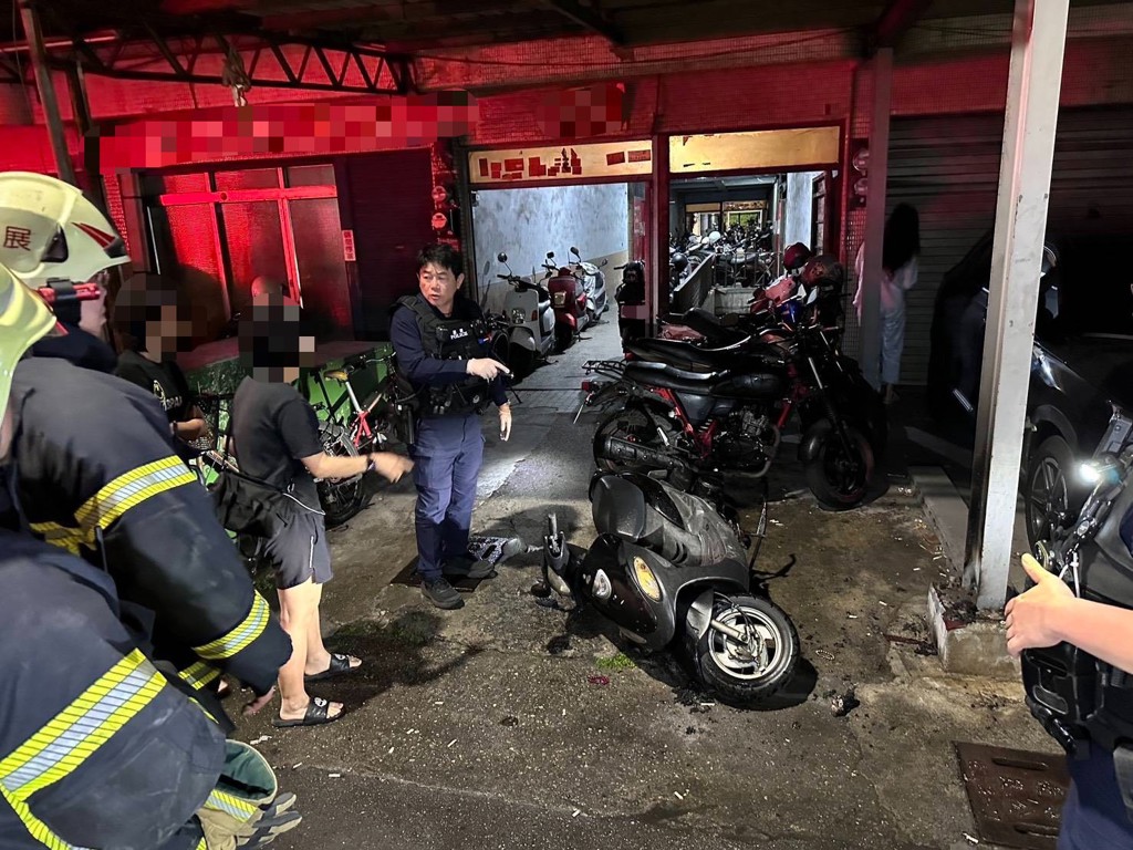 疑煙蒂惹禍!高雄停車棚凌晨起火 機車龍頭燒毀險釀災