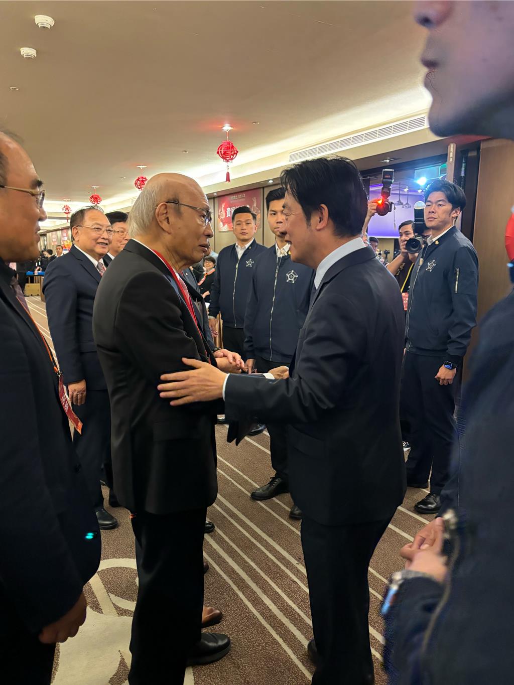 賴清德工商團體團拜大玩「諧音哽」「這字母」蔡英文8年、賴2年