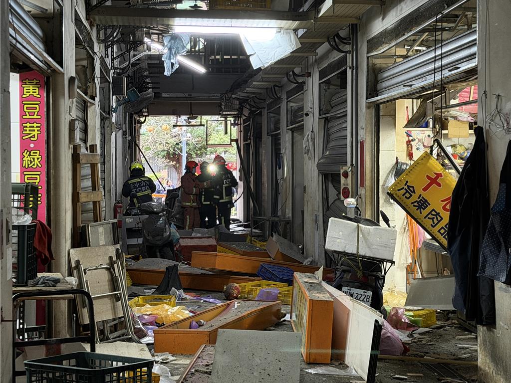 台中建國市場驚傳氣爆! 鐵捲門變形、天花板砸落一片狼藉