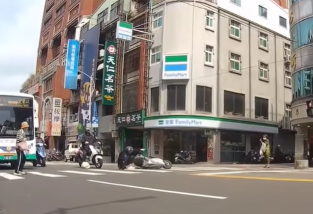 帝王條款當靠山?阿嬤闖紅燈害摔 遭怒喊:妳給我回來