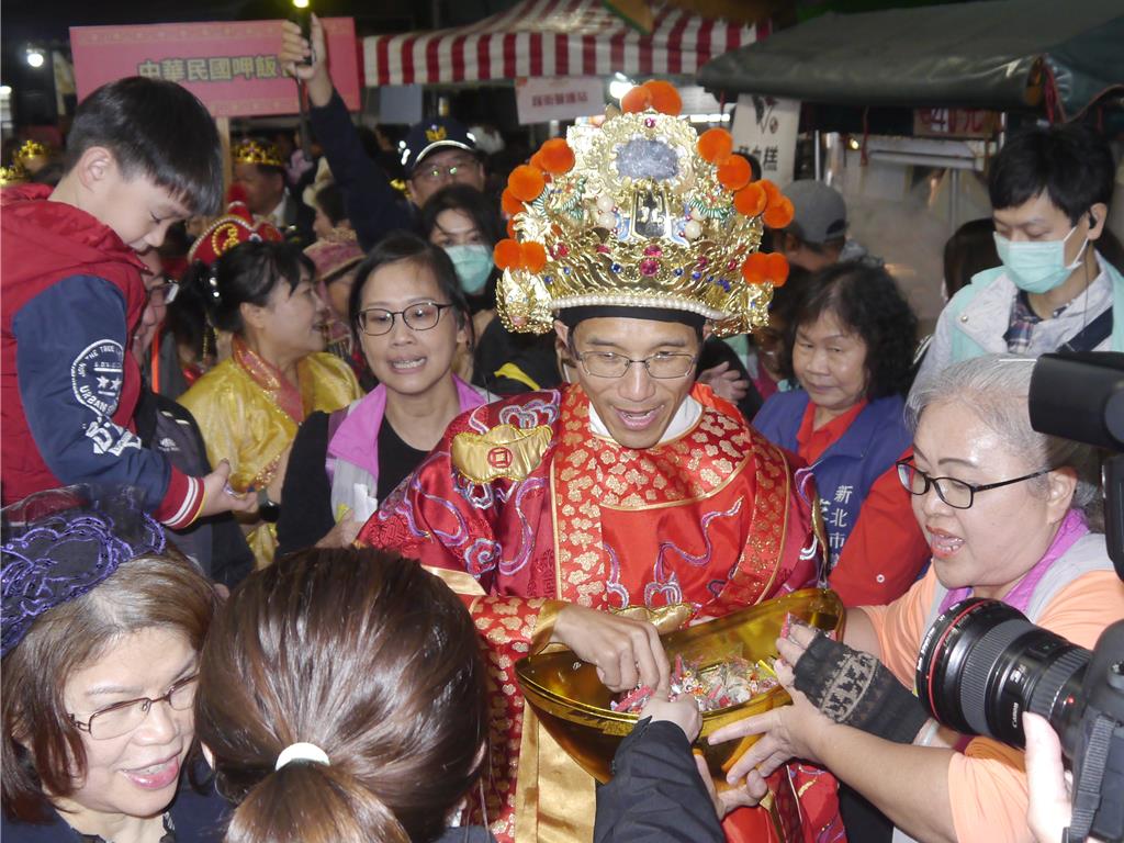 新北新莊廟街元宵踩街登場 百年轟炮台震撼壓軸