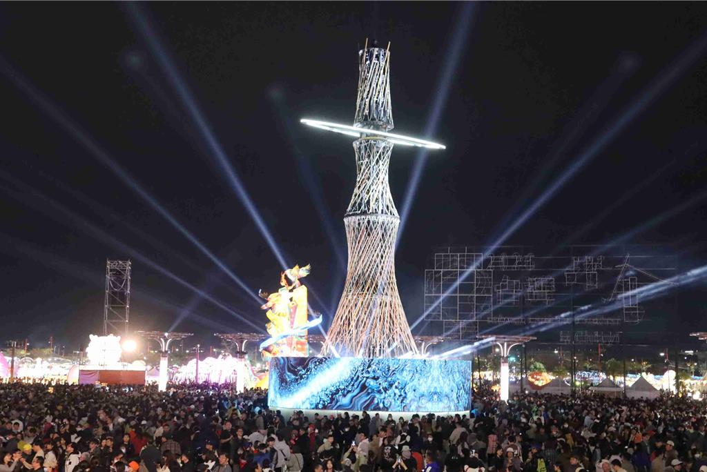 台灣燈會開幕 首日吸引數萬群眾湧入燈區看主燈秀