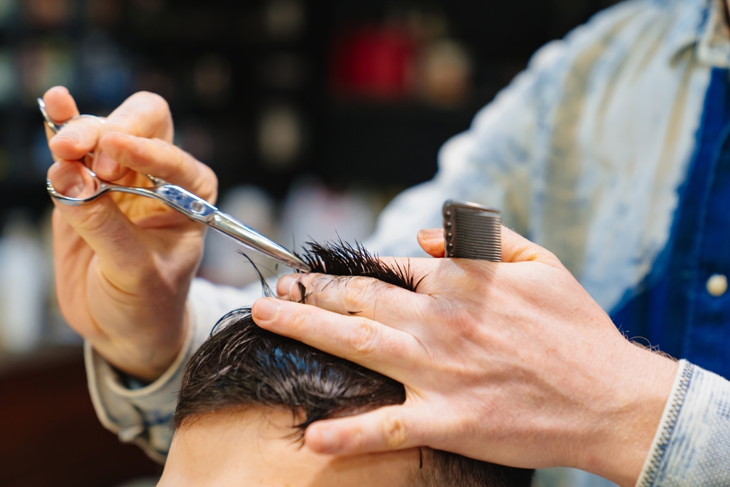 質疑大年初二去理髮「害死舅舅」 陸男遭舅媽告上法院