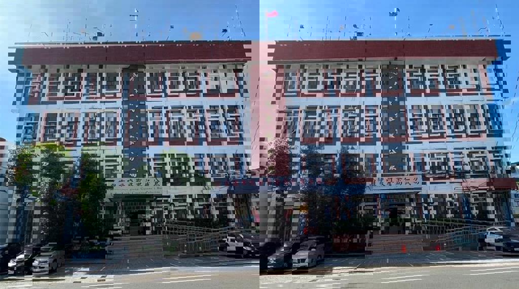 通緝犯警車上罵警「智障狗」判無罪 法官:僅是短暫氣話