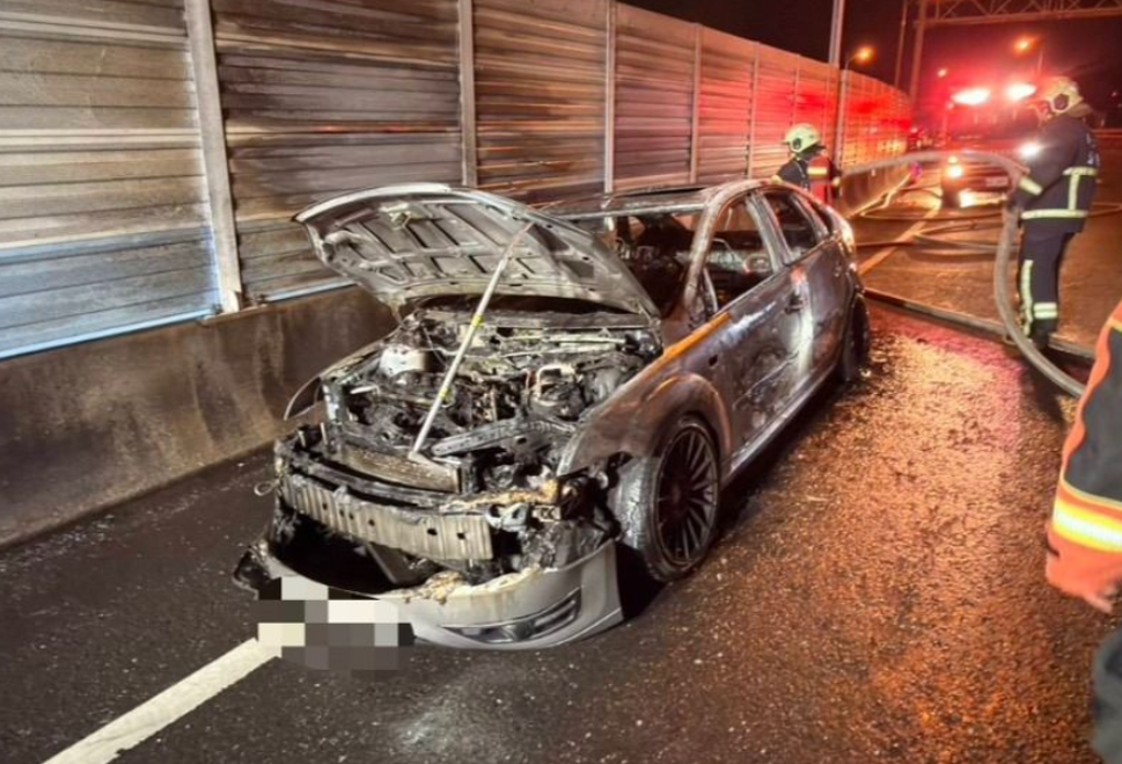 台64線板橋段火燒車!轎車拋錨竄大火 駕駛徒手破窗濺血脫困