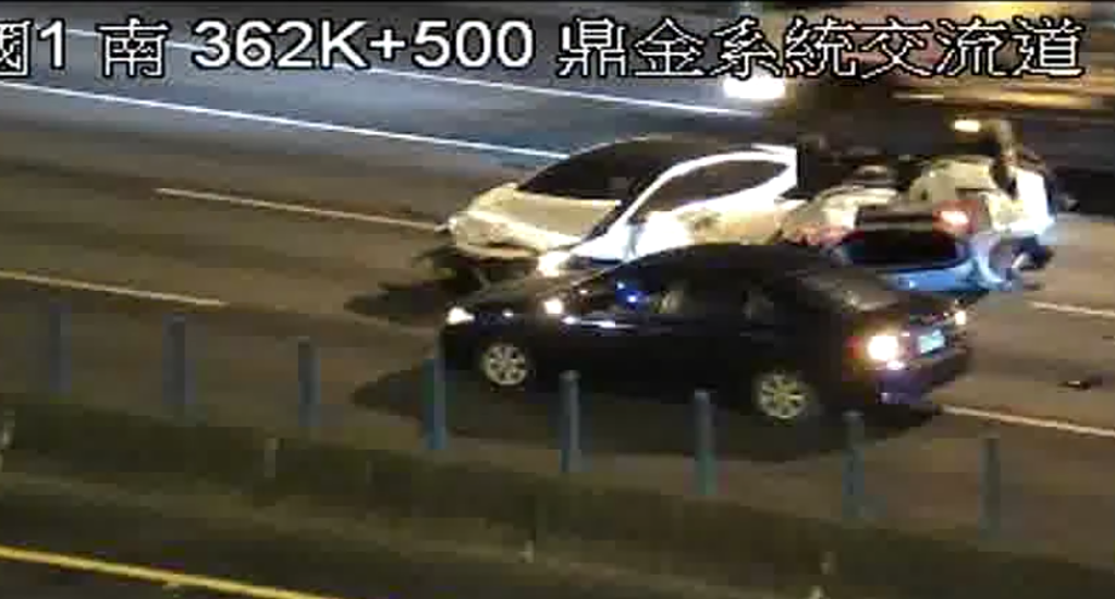 國道1號鼎金系統清晨追撞翻車 男駕駛疑恍神釀禍