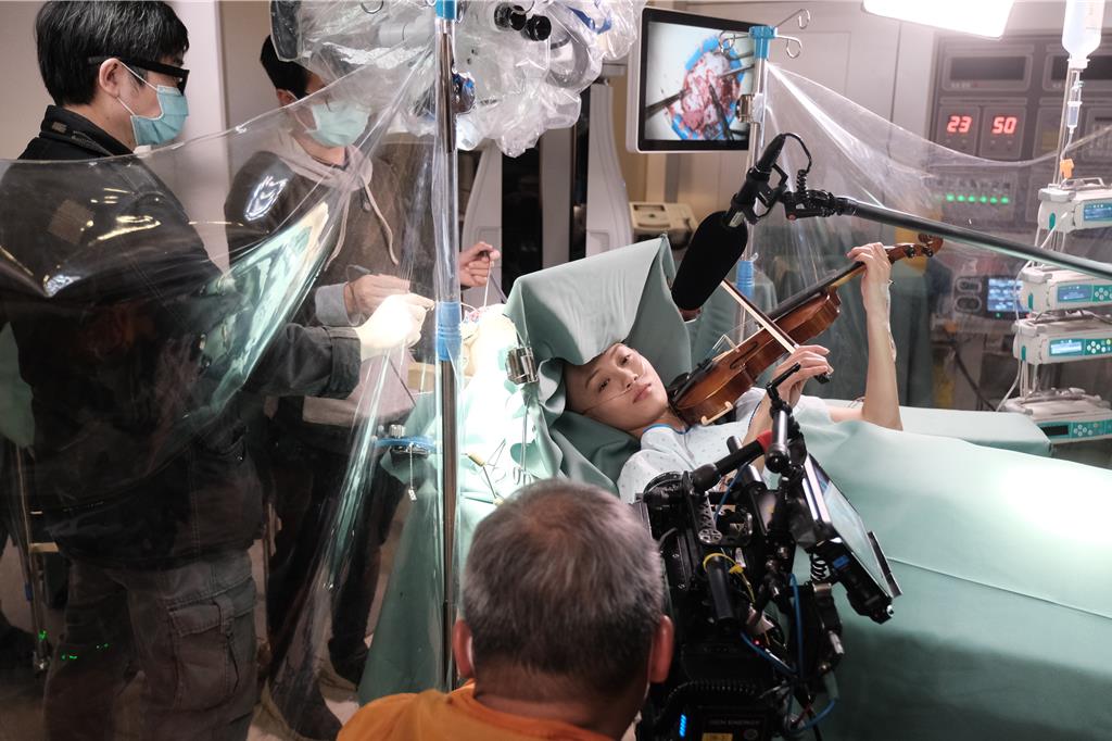 超狂畫面曝光!開腦手術一半拉小提琴 竟是真人真事改編