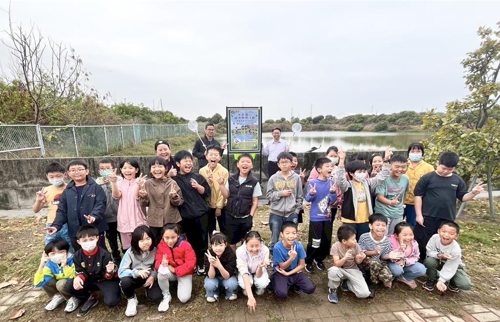 高雄永安國小活化廢棄魚塭 放養魚苗防蚊兼賞鳥 打造生態教室