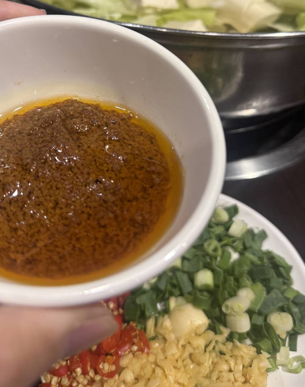 清香沙茶火鍋的靈魂--招牌沙茶配辛香料。(施景耀 攝)