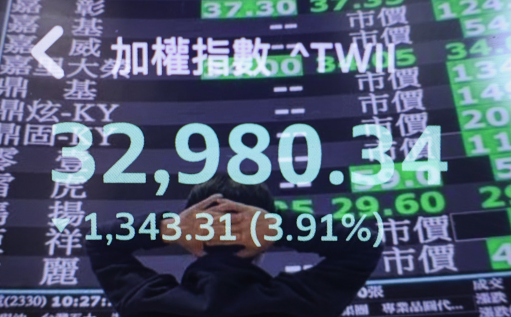 台股被外資瘋狂提款還有救?經濟學家喊免驚:讓子彈飛一下