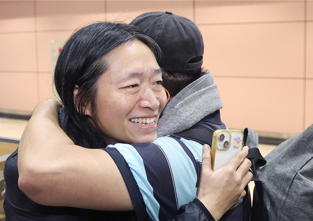 杜拜戰火「飛彈爆炸聲震撼」 返台旅客見親友喜極而泣