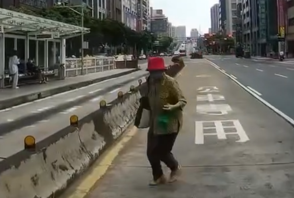 驚險一幕!阿嬤闖公車專用道 司機嚇壞:拜託別害人