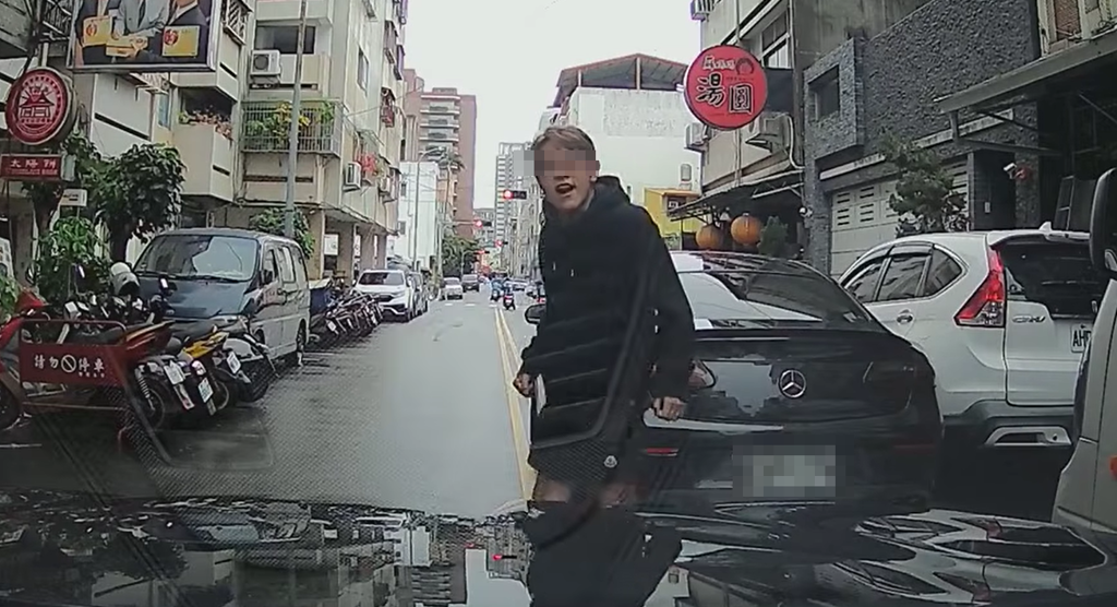 大搖大擺「停路中央」買太陽餅 賓士猴遭提醒竟譙三字經