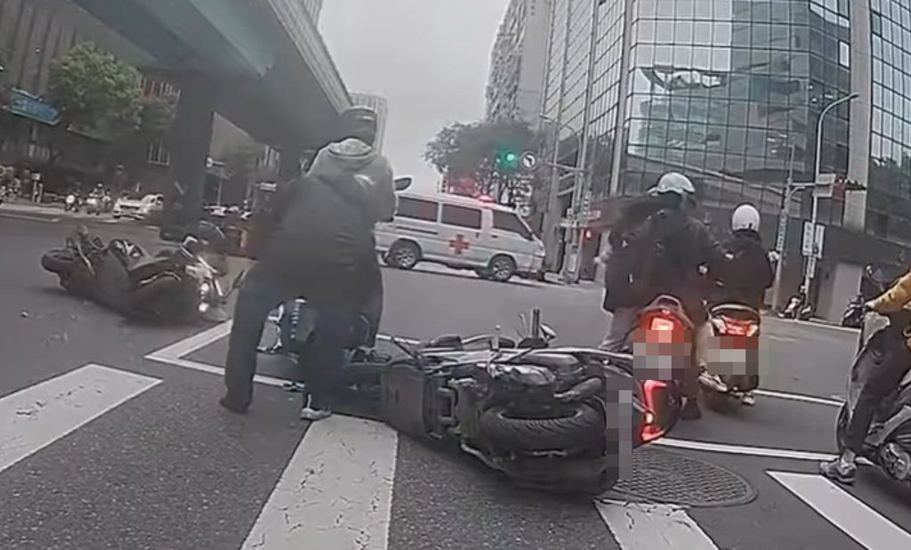 禮讓救護車竟「撞成一團」! 驚險瞬間曝光