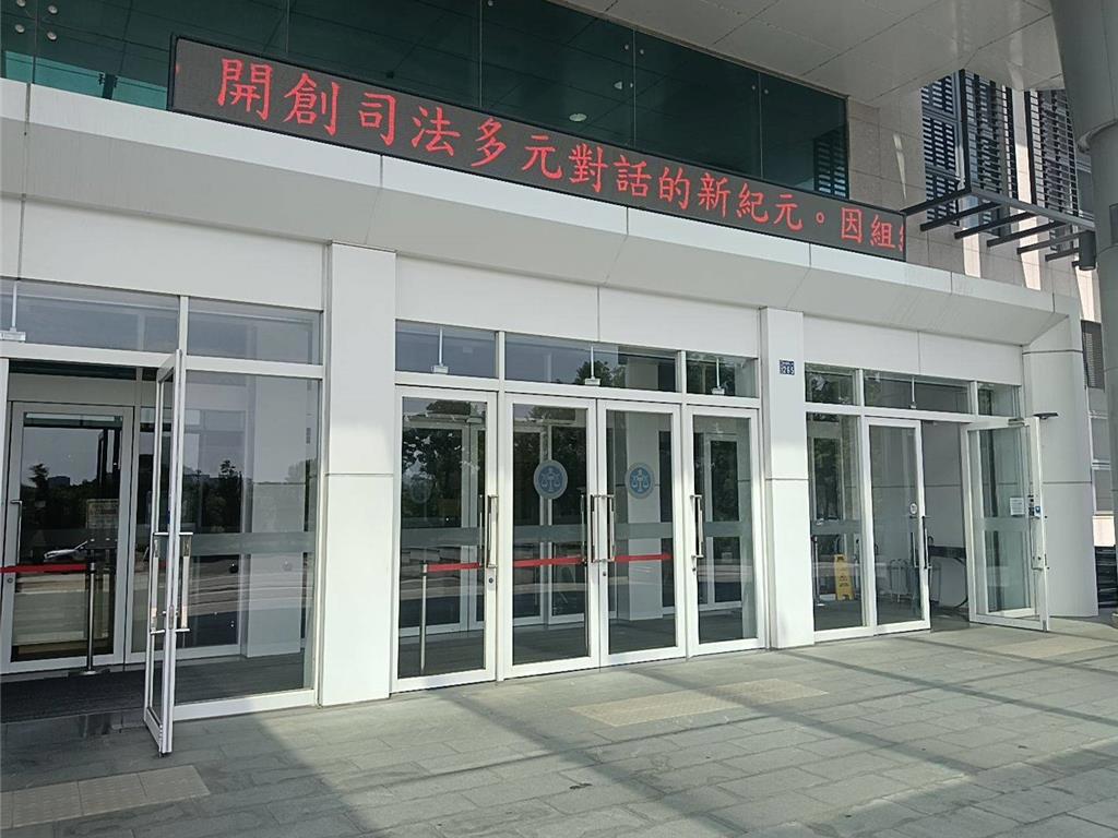 地獄航程13小時 英國男機上抽菸還性騷空姐 台妻護航「只是開玩笑」