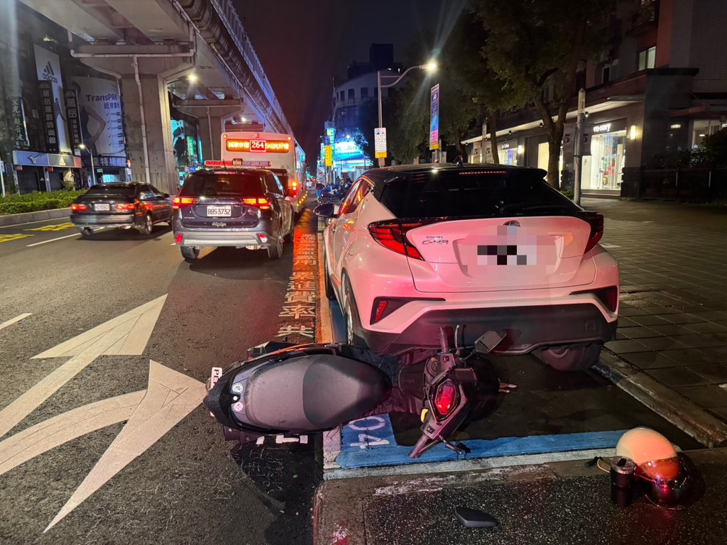 驚悚連環撞!板橋騎士撞路緣摔車 波及公車、小客車