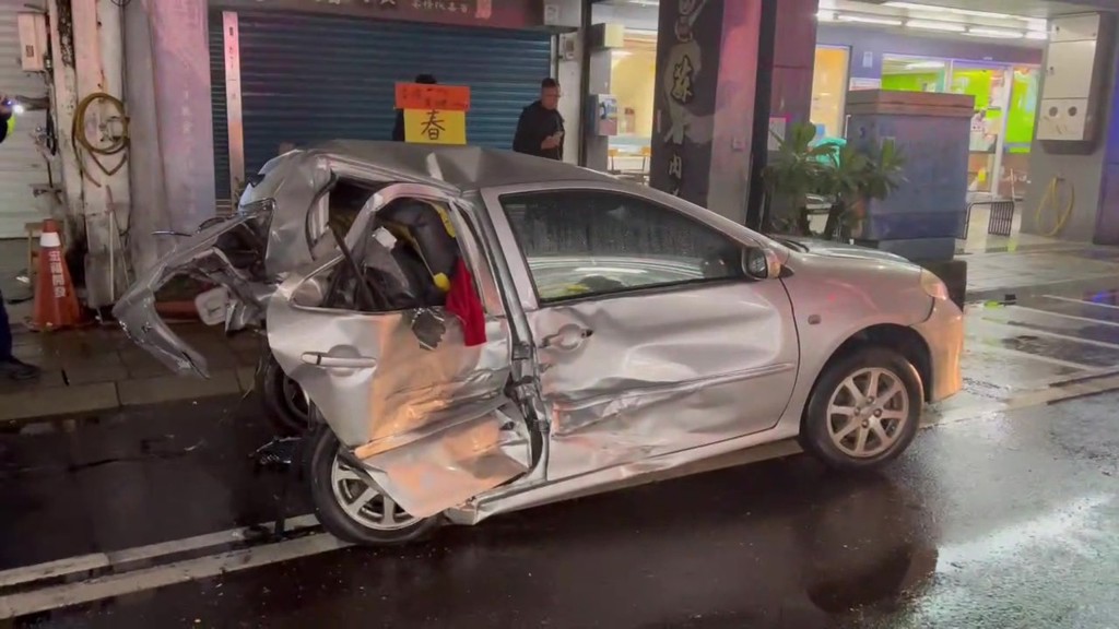 恐怖撞擊!賓士車高速衝撞 「四門變二門」女駕駛命危
