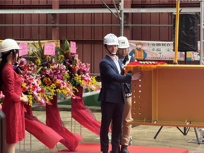 台北市副市長李四川將投入新北市長選舉，台北市長蔣萬安5日出席活動是被問及是否有想好給「川伯」的餞別禮？蔣萬安表示，李四川日前已正式向他提出辭呈，為讓市政銜接順利，他也正式批准李四川於3月10日離職，他認為「雙北合作」就是給川伯最好的禮物。（徐佑昇攝）