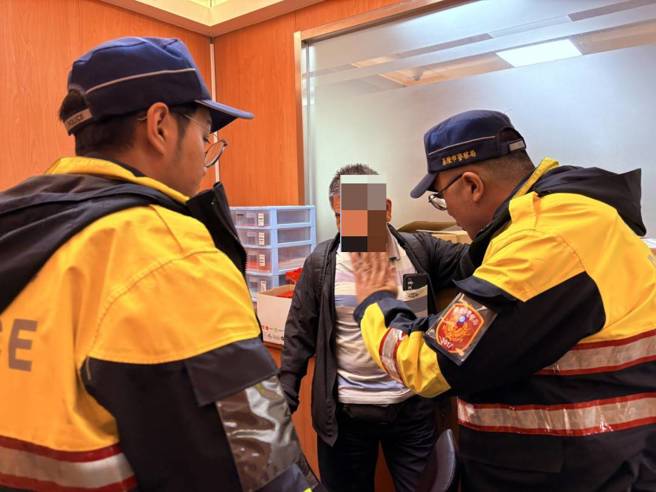 基隆市一名男子日前拿著200萬元存摺到華南銀行，準備提領現金作為「裝潢費用」，卻在面對行員關懷提問時眼神閃爍、說詞反覆，當場露餡。（圖／簡銘柱翻攝）