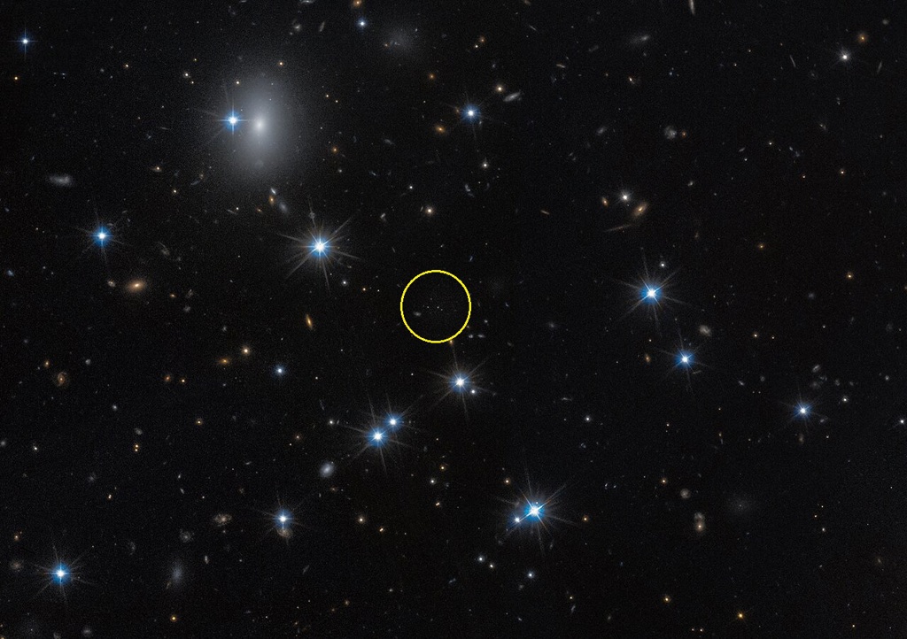 ��ѧ�ҷ����������ϵCOD-2����λ�ڻ�Ȧ�֮�����϶�������ϵ���ǿ�����ǰ����4����ɰ�����״���ţ��Ŵ�ͼ���¡� (ͼ/NASA)