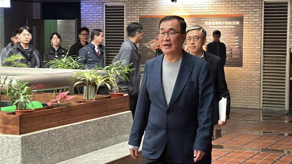 台北市副市長李四川（前）今日主持任內最後一場都委會，針對社子島部分表示，會再跟每個委員了解社子島居民需求，有共識後才能進一步審查（孫敬攝）