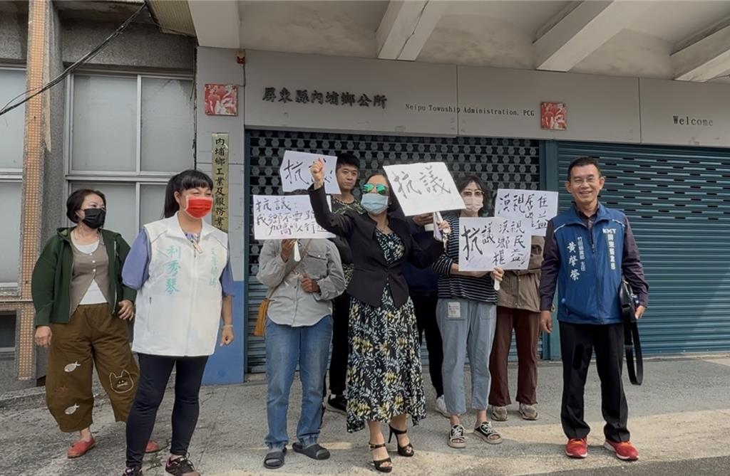 屏東內埔文化路設人行道惹議!居民舉牌抗議 公所出面緩頰