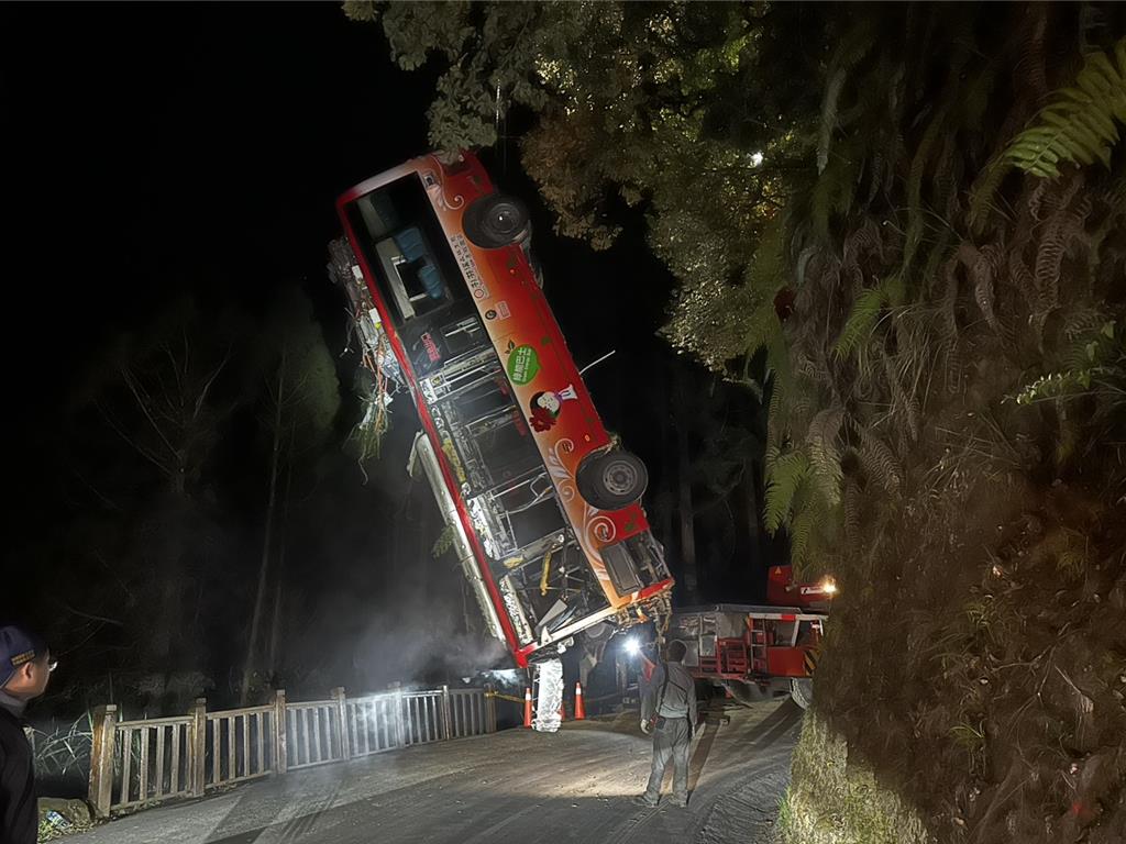 杉林溪遊園車墜谷1死7傷 事故車晚間吊掛上邊坡待查