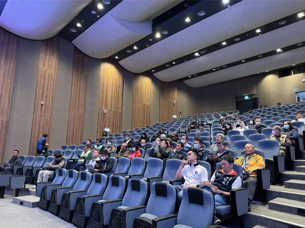 高鐵延伸屏東計畫採沿台鐵路廊經高雄車站方案，目前進入第二階段環境影響評估，交通部鐵道局10日國立科學工藝博物館南館舉辦環境影響評估公開說明會。（洪靖宜攝）