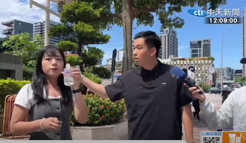 陳聖文（右）曾在去年8月20日上午現身國民黨中央黨部，贈送曾被帶去蘭嶼核廢料貯存場的礦泉水，時任國民黨發言人的楊智伃（左）爽快地將水一口乾下。（翻攝自中天新聞直播）