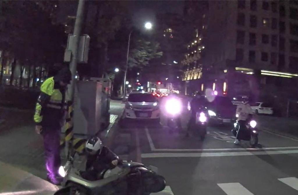 深夜騎車突倒地 台中5旬婦血糖21險休克 遇警急救送醫