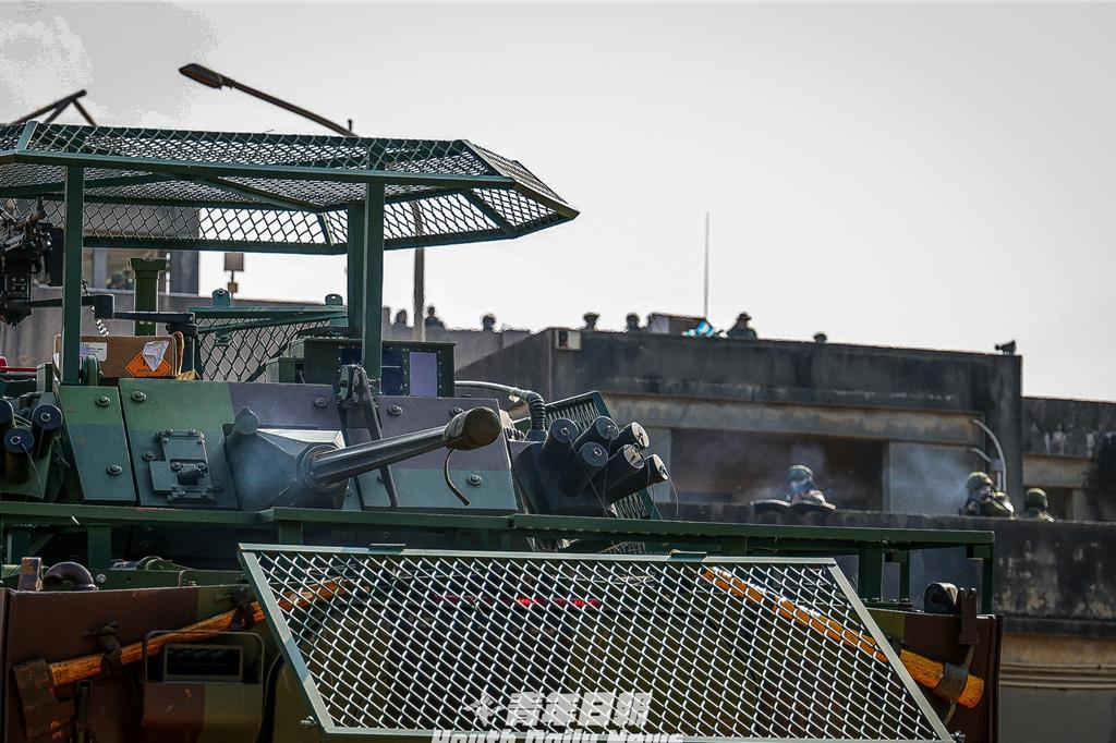 雲豹也被關「鐵籠」了! M1A2T投入10天新式基地訓練 甲車呈意外亮點