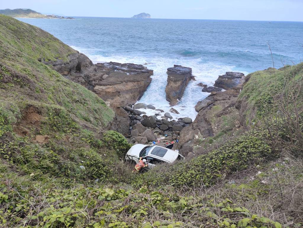 濱海墓園前車輛墜崖 駕駛受困吊掛救援