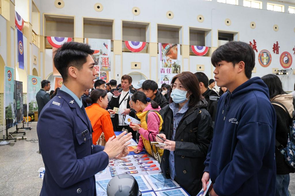 軍校招博會多元專業 延攬優秀青年